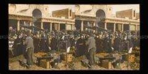 Gemüsemarkt mit Händlern und Passanten in Cadiz