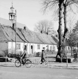 Gottesbuden, südliche Reihe: Außenaufnahme: Blick von Südwesten: dahinter Schlosskirche