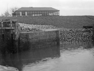Sperrtor im Hafen Glückstadt/Elbe