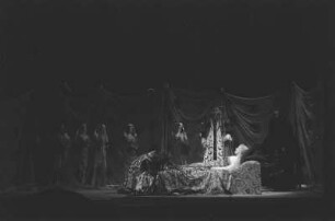 Szenenbilder aus der Oper "Pelléas und Mélisande" von Claude Debussy, nach einem Schauspiel von Maurice Maeterlinck an der Deutschen Staatsoper Berlin : Szene mit Anny Schlemm als Melisande