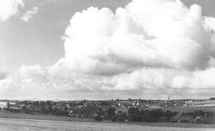 Markersdorf-Friedersdorf. Blick vom Holländermühlenstandort im Niederdorf auf das Dorf mit Kirche