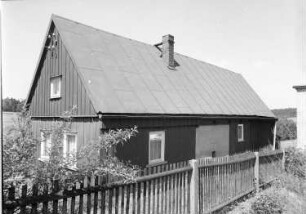 Markneukirchen-Wernitzgrün, Landwüster Straße 16. Wohnstallhaus (um 1805). Straßenansicht (Giebelseite und Rückseite) mit Einfriedung