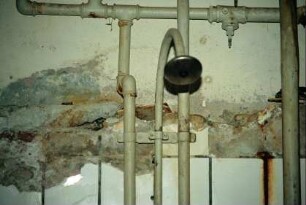 Flussspatgrube: Detail in der Dusche, Rohre, abgefallene Fliesen