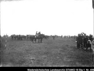 Geländeübung des Feld-Artillerie-Regiments Nr. 46 Enthält: Platte 3, Offiziere und Soldaten zu Pferd und zu Fuß; haltende, mit Pferden bespannte Geschützlafetten