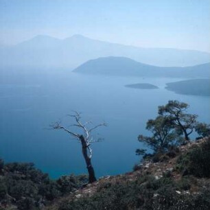 Samos, Zoodóchos Pigí. Blick über den Boghaz auf Mykale, 1360m, und kleinasiatisches Festland