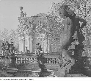 Nymphenpaar mit Hecht : Nymphenpaar mit Hecht. Sandstein (1924/1929; G. Wrba und Werkstatt). Dresden: Zwinger, Nymphenbad-Balustrade