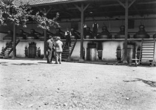 Fabrik : Personen vor einer Fabrik.