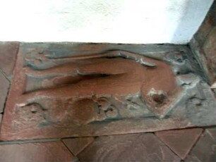 Stiftskirche-Langhaus im Nordnordwesten-Vorhalle-Bodenplatten mit eingelegtem Grabstein (figürliche Darstellung in Hochrelief)-stark abgetreten in Übersicht