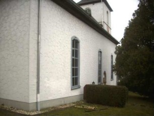 Langhaus von Nordosten-Basis im Kern Romanisch-Gotische Überarbeitung-1770 weitgehende Barocke Erneuerung unter Erhalt des ursprünglcihen Romanischen Portals (vermauert) am Mittelfenster