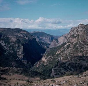 Blick vom Mega Spíleon in die Vuráiskos-Klamm und zum Korinthischen Golf
