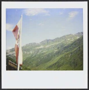 Alpen bei Galtür, links weht die Flagge von Tirol
