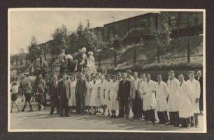 Festzug zur 75 Jahrfeier des Hermannsdenkmal / Festwagen der Friseurinnung Detmold. Detmold. Industriestr. Ansichtskarte. Papierabzug