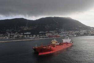 Tanker vor Gibraltar : Ein Tankschiff liegt vor dem Hafen. Aufgenommen am 14. Oktober 2009 in Gibraltar