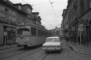 Auto- und Straßenbahnverkehr in der Pfinztalstraße in Durlach.