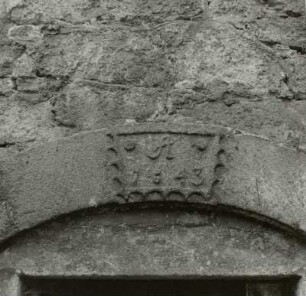 Lengenfeld-Plohn. Rittergut Plohn, auch Burg Plohn (nach 1633). Ringmauer mit Eingängen in das Kellergewölbe. Detail: Schlussstein (datiert 1843)