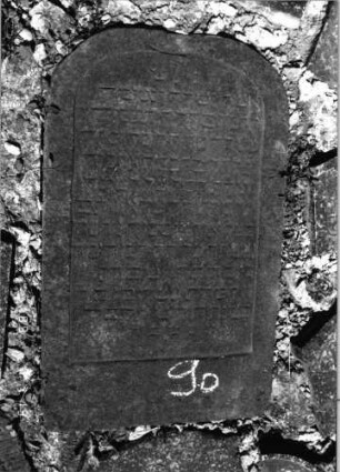 Grabstein 90 (Index: 99796519) Material: Sandstein Zustand: verwittert mit Textverlust Maße HxBxT: 0x0x0 cm Beschreibung: Stele, Korbbogenabschluß, Schriftfeld eingetieft: Grabstein 90