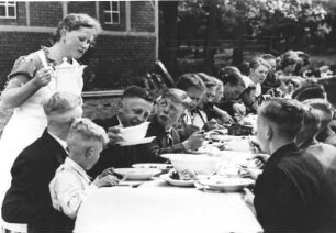 Bei einer Bauernhochzeit auf einem Hof bei Zeven. Die Kinder essen an einem eigenem Tisch