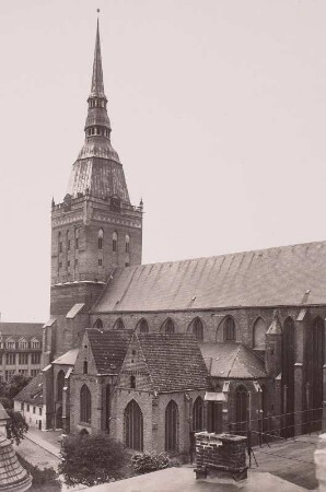 Rostock, Jacobikirche : Rostock. Jakobikirche von Nordosten über die Dächer gesehen