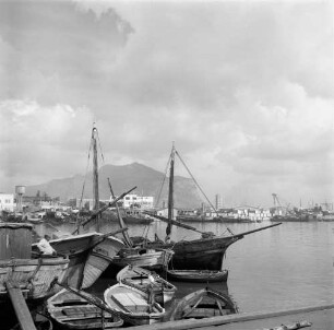 Palermo, La Cala. Blick über den ältesten Teil des Hafens mit Fischerbooten zum Monte Pellegrino