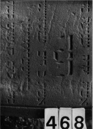 Grabstein 468 (Index: 99803766) Material: Sandstein Zustand: unten verwittert/Textverlust Maße HxBxT: 104x55x10 cm Beschreibung: Stele mit Karniesbogen, profilierter Rand, Giebelfeld: Grabstein 468 (Detailaufnahme)