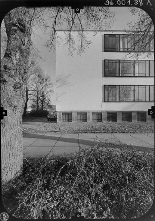 Dessau (Dessau-Roßlau), Gropiusallee 38. Bauhaus (1925-1926; W. Gropius). Brückenbau. Teilansicht von Südost
