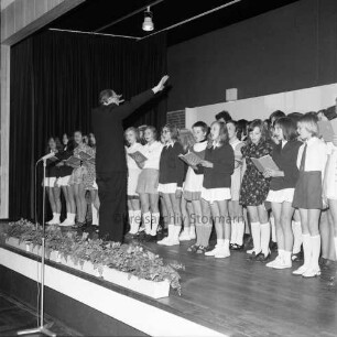 Hauptschule mit Realschulzug [später Joachim-Mähl-Schule]: Schulverband Reinfeld: Schützenstraße: Einweihung: Festakt: Festhalle: Bühne: Schulchor singt, mit Chorleiter Schöppel: vorne Mikrofon, Blumenkästen, 8. Juli 1972