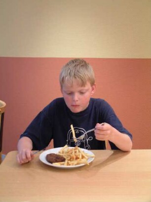 Junge beim Essen