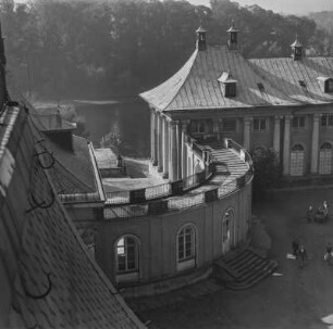 Dresden-Pillnitz. Schloss Pillnitz. Blick vom Dach des Neuen Palais auf Wasserpalais und Elbe