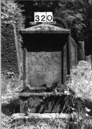 Grabstein 320 (Index: 100085211) Maße HxBxT: 90x43x26 cm Beschreibung: Stele, getreppter Sockel, Giebel, rechteckiges Schriftfeldm. nach innen gezog. Ecken: Grabstein 320