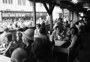 Freiburg: Freiburger Weinfest 1975; Weinbuden; voll besetzt
