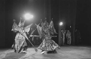 Szenenbilder aus der "Peking-Oper" , Komische Oper Berlin, 1956 : Gastspiel mit Tänzen, Instrumentalmusik, Arien und Volksliedern