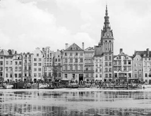 Elbling. Wohn- und Geschäftshaus am Turm der Nikolaikirche von Norden
