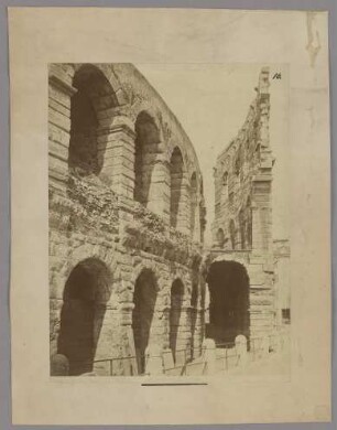 Verona: Blick in den Umgang des Amphitheaters
