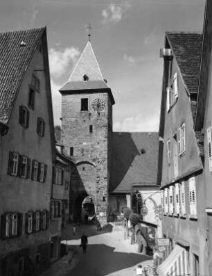 Hirschhorn (Neckar). Straßenbild mit Mitteltorturm (1391)