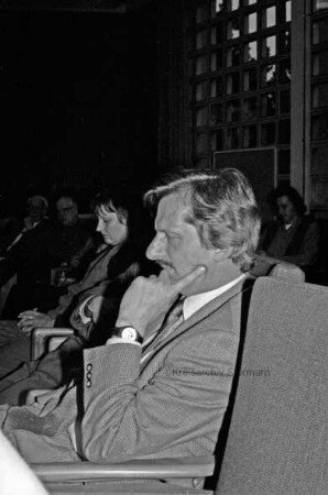 3. Stormarner Kulturforum: Podiumsdiskussion im Kreistagssitzungssaal am 22.Mai 1996: Podium, dahinter Plakate von Kunstausstellungen im Kreis Stormarn: Johannes Spallek