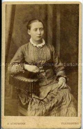 Sitzende Junge Frau, Carte de visite