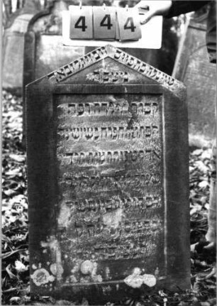 Grabstein 444 (Index: 99752792) Material: Sandstein Zustand: verwittert/abgeblättert mit Textverlust Maße HxBxT: 91x54x9 cm Beschreibung: Stele, giebelartiger Abschluß, rechteckiges Schriftfeld eingetieft: Grabstein 444