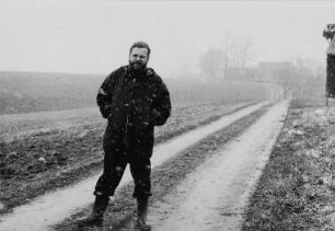 Rosenlöcher, Thomas (1947-2022; Schriftsteller) : Der Schriftsteller Thomas Rosenlöcher im Freien, aufgenommen in Höckendorf-Beerwalde