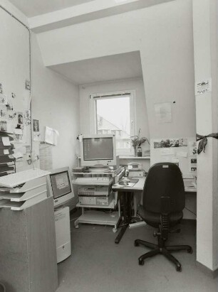 Sächsische Landesbibliothek - Staats- und Universitätsbibliothek Dresden. Abteilung Datenverarbeitung. Mitarbeiterraum des Referates Entwicklung (2. OG) : Dresden-Räcknitz, Mommsenstraße 7. Sächsische Landesbibliothek - Staats- und Universitätsbibliothek Dresden. Abteilung Datenverarbeitung. Mitarbeiterraum des Referates Entwicklung (2. OG)