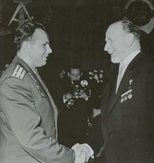 Berlin (Ost). Besuch der sowjetischen Kosmonauten Valentina Tereschkowa und Juri Gagarin in Berlin, 17.-22.? Oktober 1963. Gratulation durch Walter Ulbricht nach Verleihung des Karl-Marx-Ordens an Juri Gagarin im Amtssitz des Staatsrates der DDR, 21.10.1963