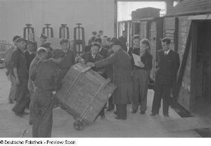 Ausladen chinesischen Messegutes aus einem Waggon