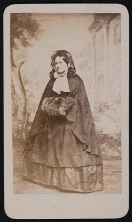 Porträt Bertha Huber (nachgewiesen 1850-1869; Schauspielerin). Fotografie und Malerei. Albuminabzug auf Karton (Carte-de-visite mit Atelieraufdruck verso)