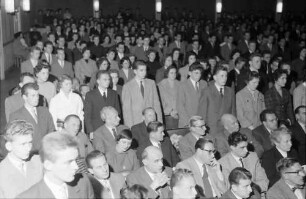 Freiburg: Kurbeltheater; Freisprechungsfeier 1956; Lehrlinge im Saal