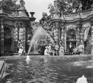 Dresden, Nymphenbad : Dresden, Zwinger. Nymphenbad mit Besuchern
