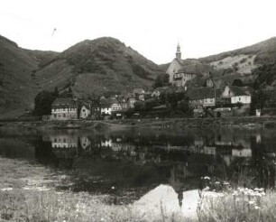 Beilstein. Ortsansicht mit Karmeliterkirche und Klosterkirche. Blick vom linken Ufer über die Mosel