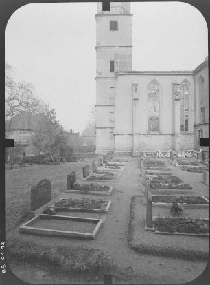Schönwölkau-Wölkau-Kleinwölkau. Pfarrkirche (1676-1688, Gewölbeeinsturz 1969). Teilansicht über den Kirchhof von Süden
