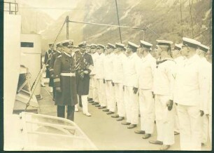Kaiser Wilhelm II. inspiziert Besatzung seiner Yacht.
