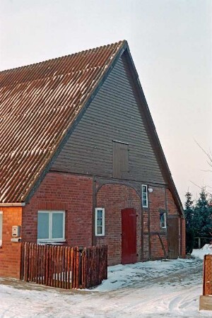 Fischbek: Lohe (16): traufständige Fachwerkkate: Giebelseite Wirtschaftstrakt, in Scheunentor Vermauerung und Stalltür, an Giebel Verbretterung, Luke: vorne Hofeinfahrt, Tor