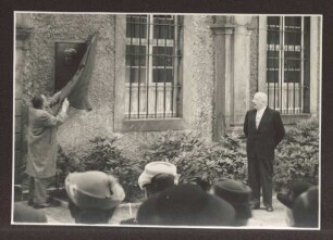Enthüllung der Ehrentafel für Fürstin Pauline durch Bürgermeister Kirchhof. Detmold. Schlossplatz. Papierabzug