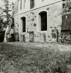 Hornow. Sankt-Martin-Kirche : Hornow (Ortsteil der Stadt Spremberg). Dorfkirche St. Martin (13./14. Jahrhundert bis 1902). Ost-Giebel mit Inschriftengrabsteinen